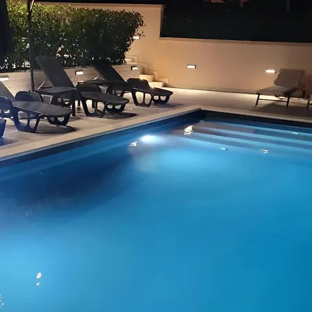 Lejlighed With Jacuzzi, Tavern And Shared Pool