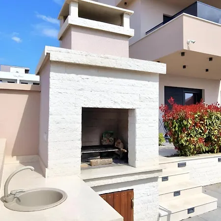 With Jacuzzi, Tavern And Shared Pool * Sveti Filip i Jakov